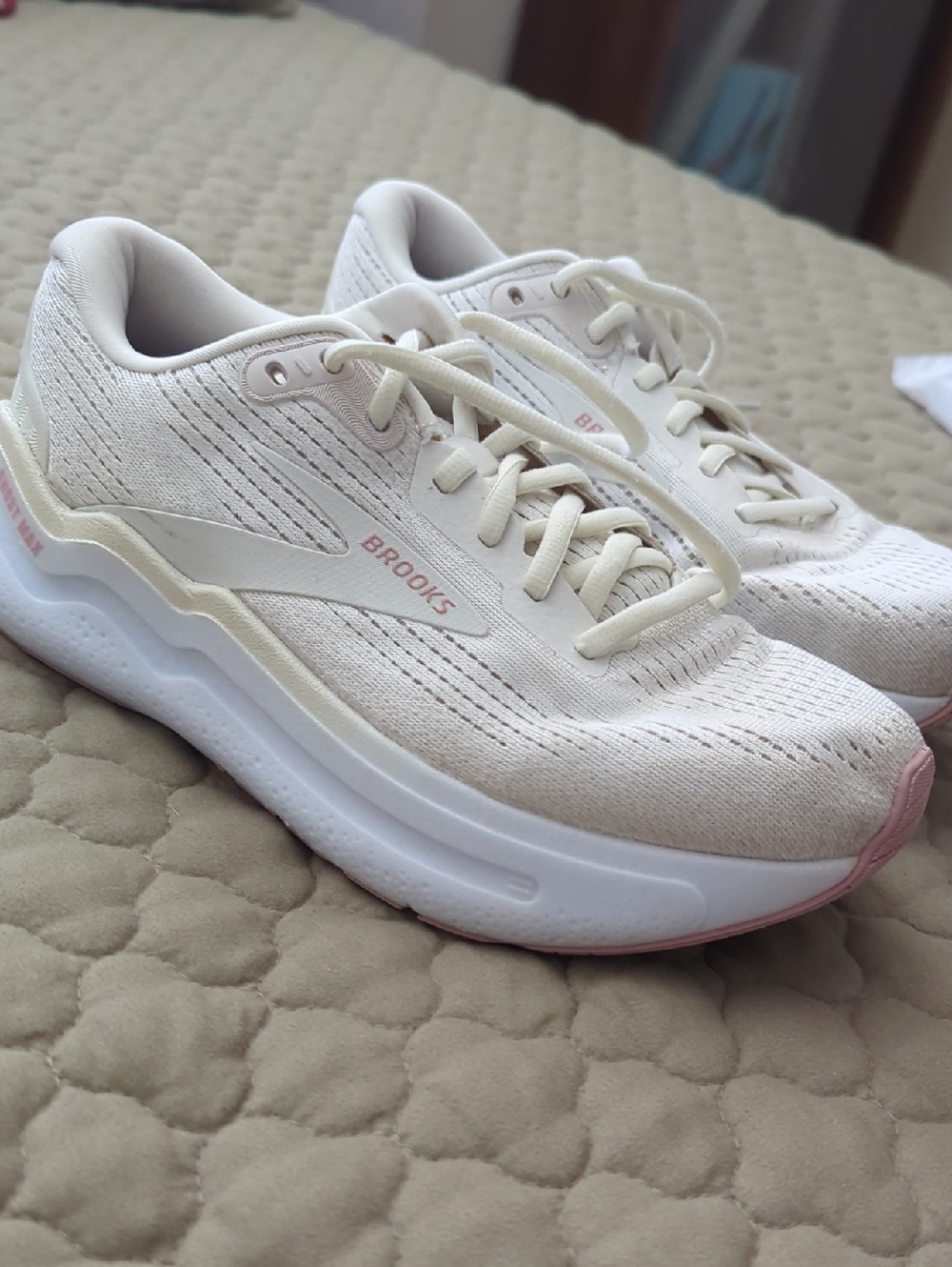Brooks Ghost 2 Max Cream with Pink Accents